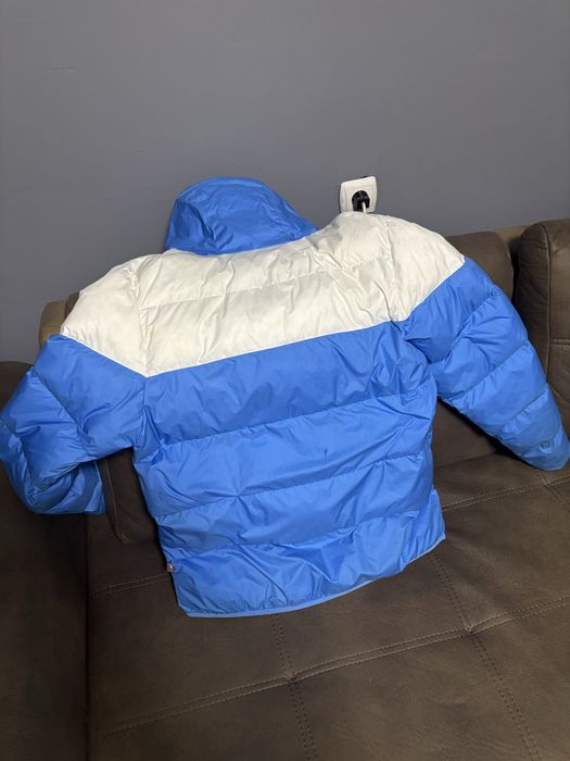 Яке найк синьо бял цвят