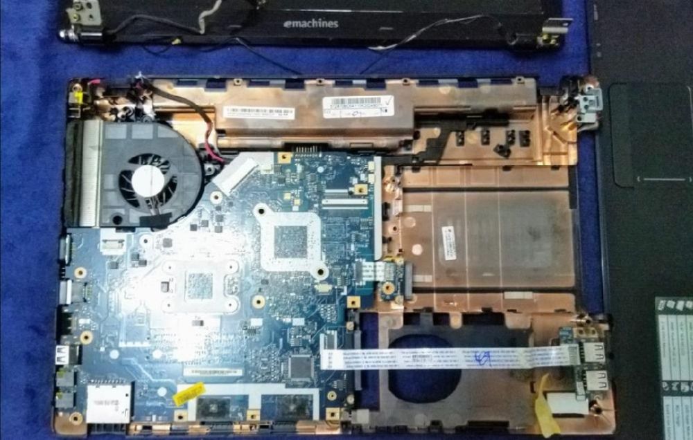 Dezmembrez Laptop Emachines E443 , placa de baza defecta