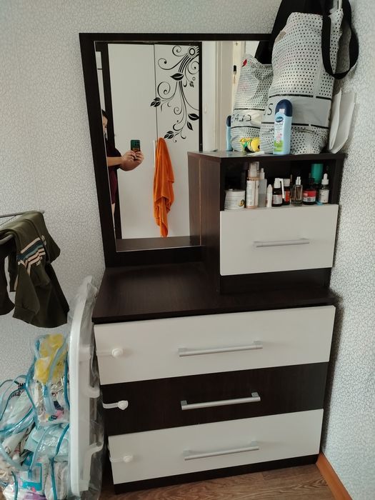 Туалетный столик, и две тумбочки