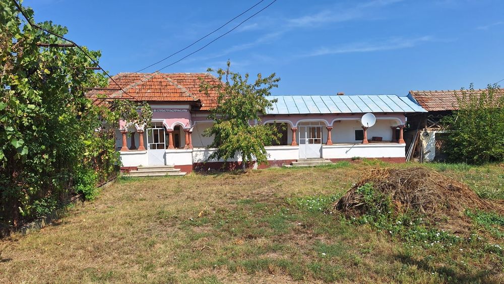 Teren cu casă bătrânească, com. Voicești, jud. Vâlcea 35000 €