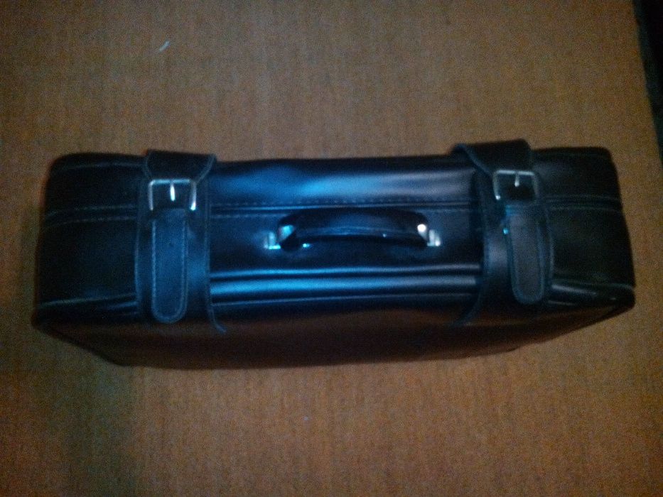 Geamantan negru din piele