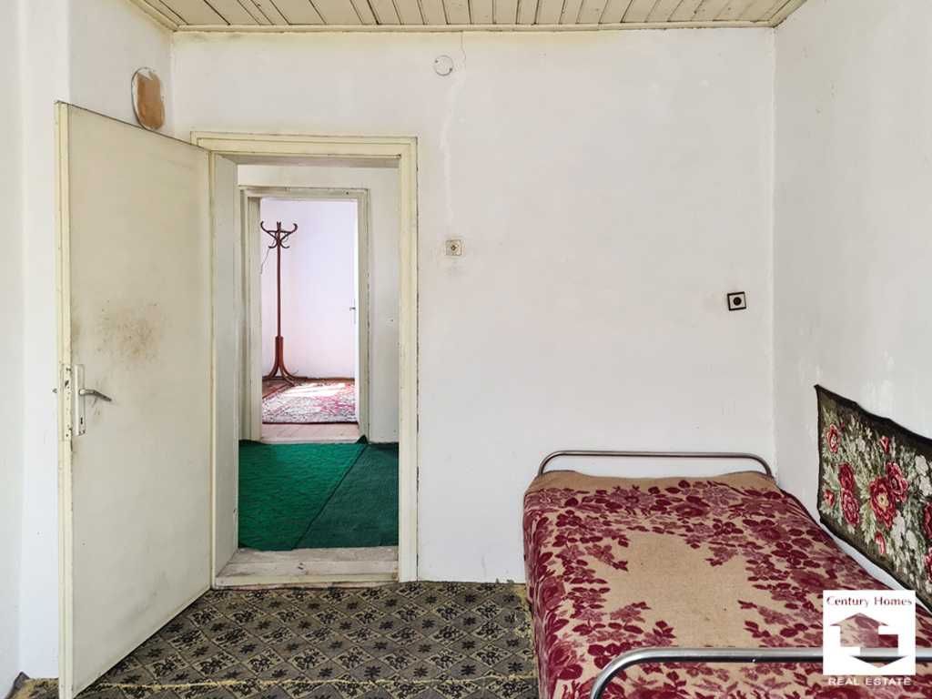 145293 Къща с равен двор , гараж и стопански постройки в с. Павел