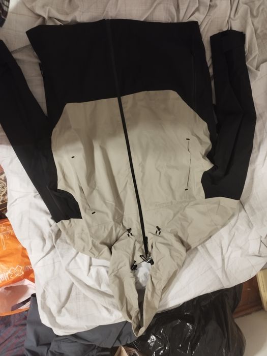 Vând pantaloni geci material impermeabil