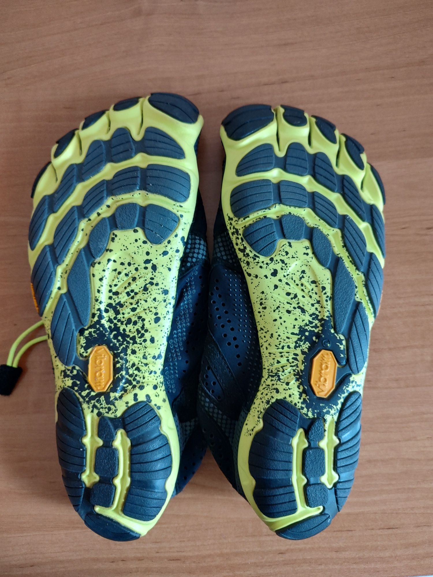 Обувки с пръсти Vibram различен номер