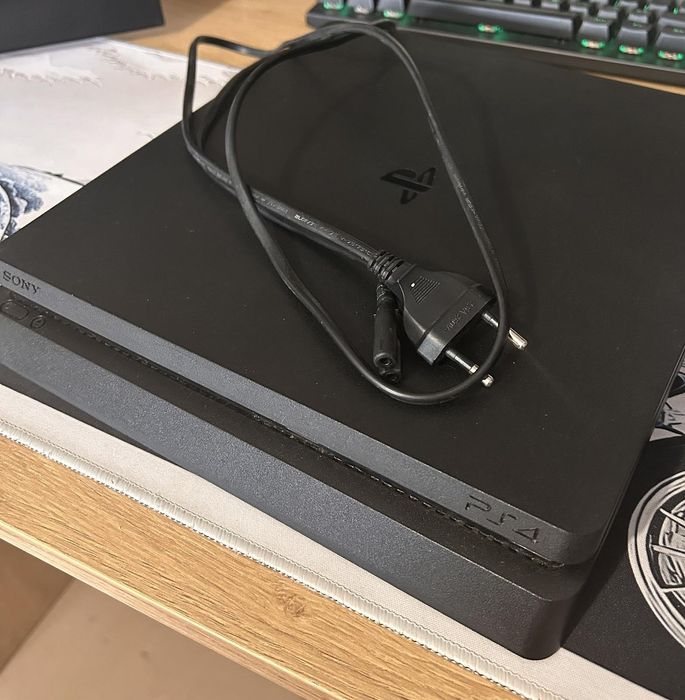 PS4 Slim и сет игри за плейстейшън