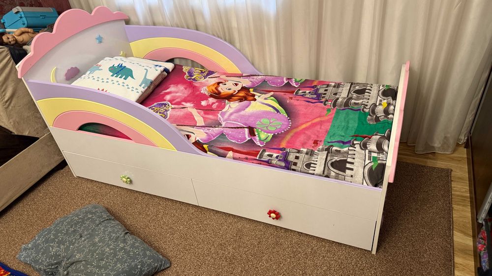 Подростковая кровать для девочек с бортиком и выдвижными ящиками