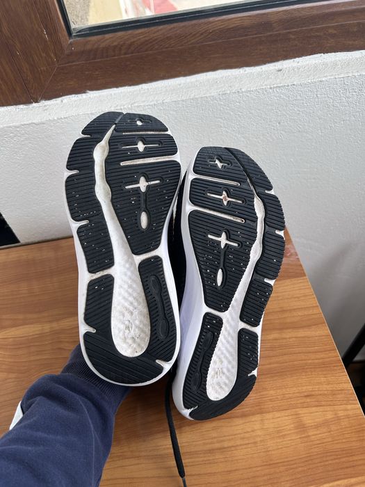 Vand adidasi Under Armour