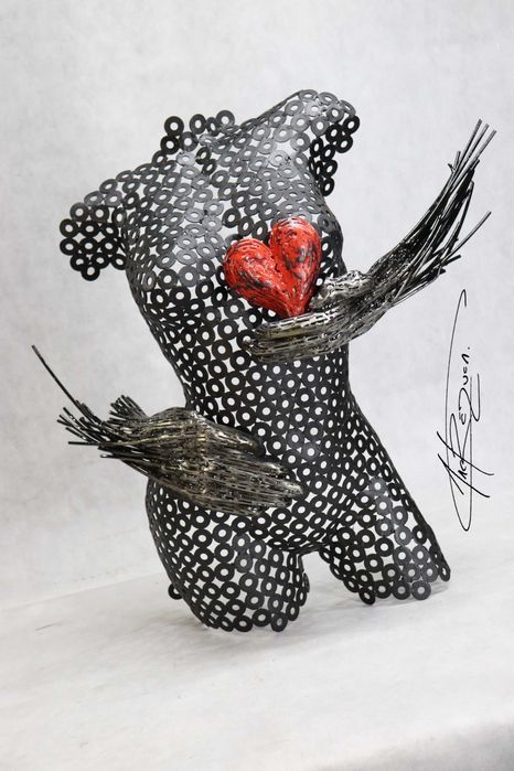 Sculptura bust cu maini si inima- saibe si fir de otel sudat.