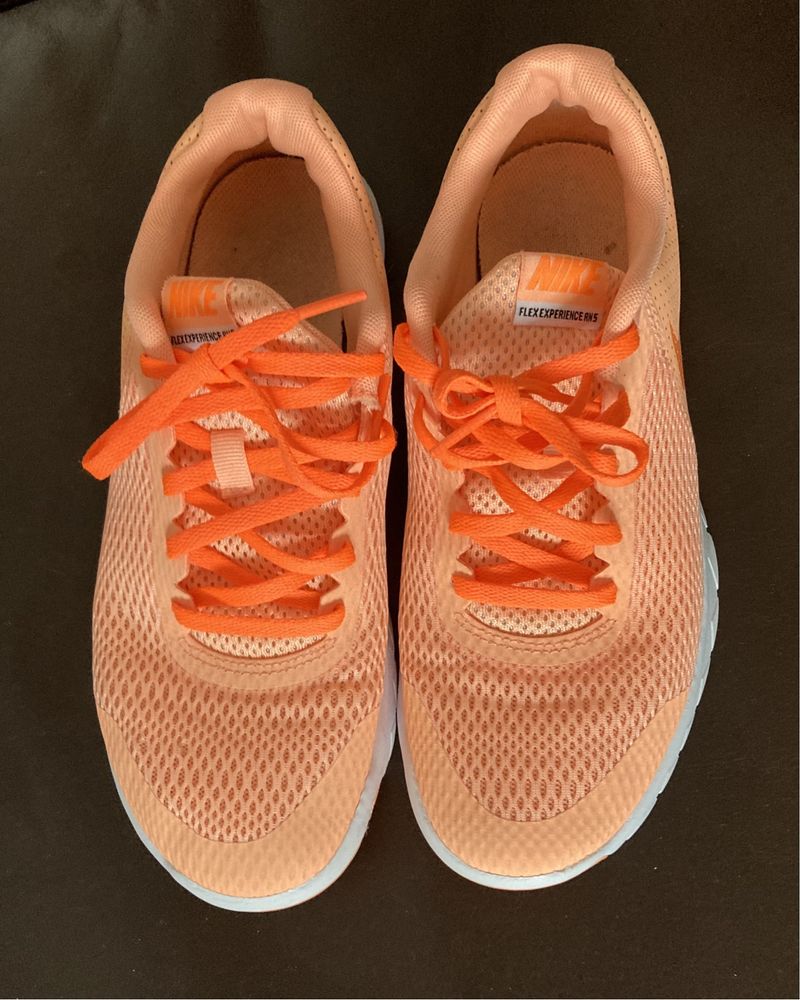 Дамски маратонки NIKE номер 38,5