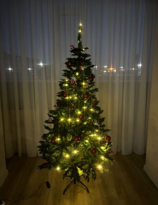 Продаю новогоднюю ёлку с полным набором украшений!