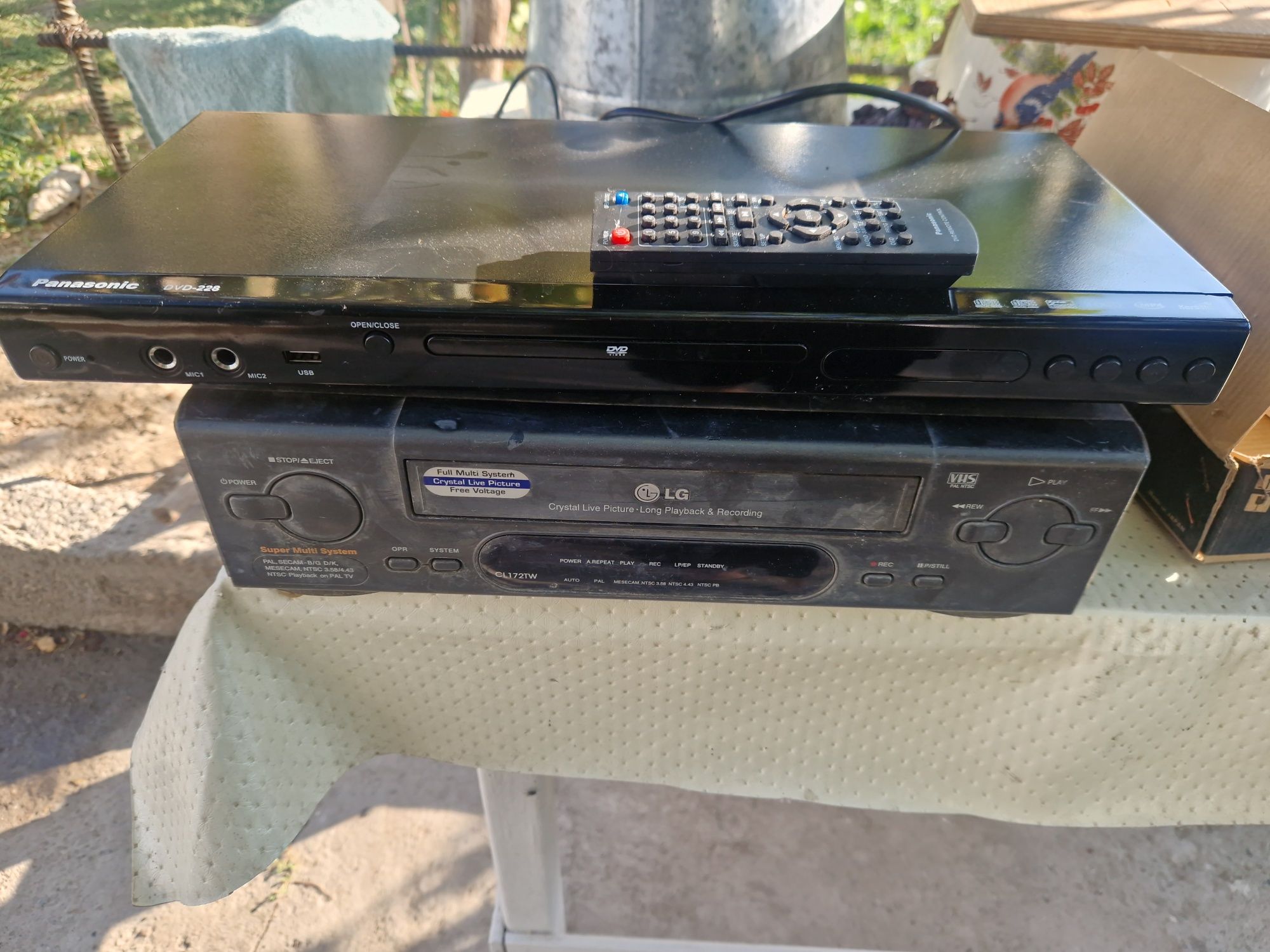 Двд с коробкой с пультом и vhs не знаю работают или нет..