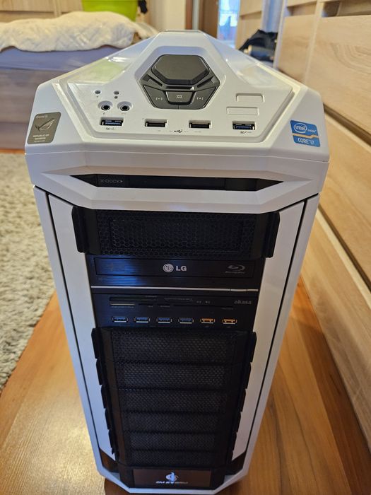 Продавам компютърна кутия Cooler Master Storm Stryker