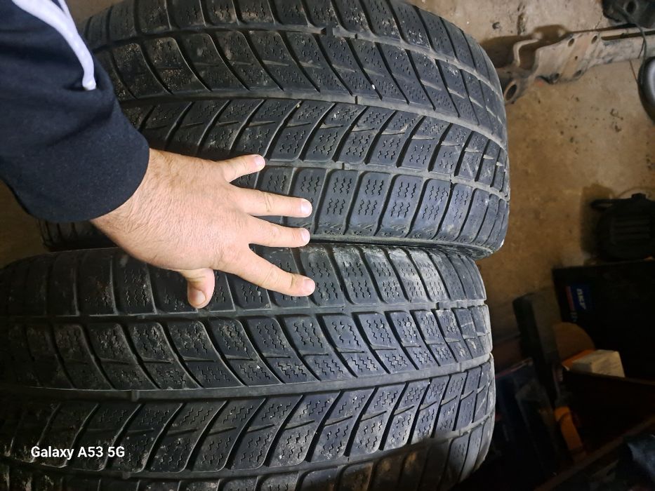 Продам по 2 шины  легковые 275/40r20