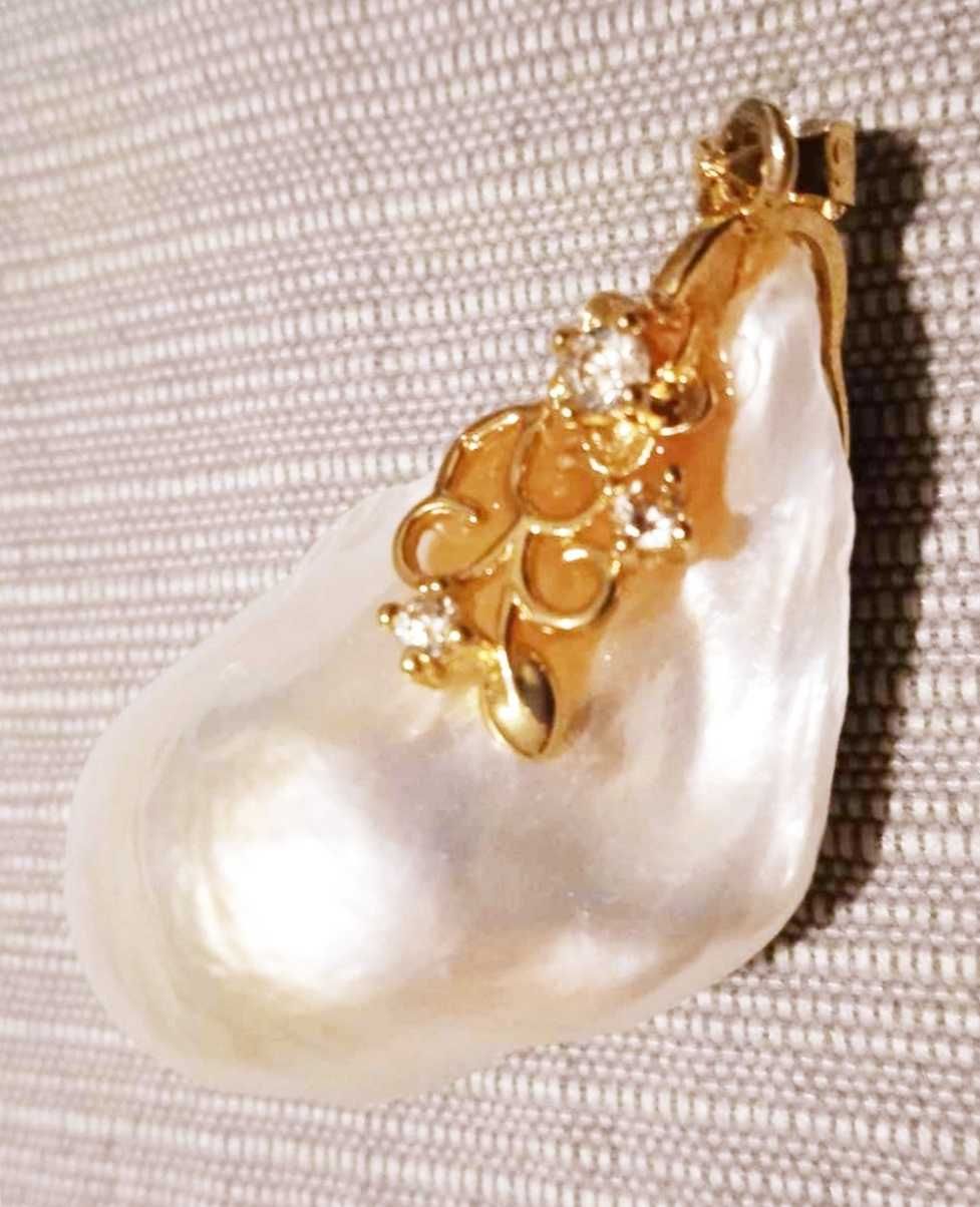 Огромна тихоокеанска перла от Виетнам с цирконии и позлатен носач