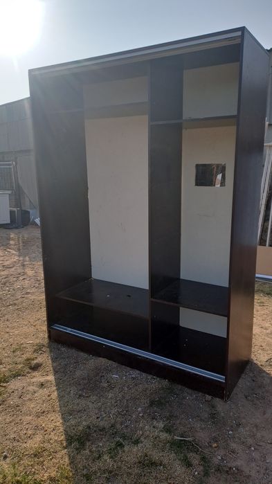 Купе шкаф сатылады. Жағдайы жақсы, тек сыртта тұр шашулы. Ағаштары мық