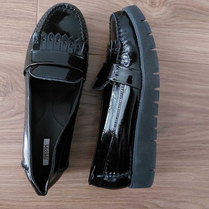 Дамски лачени мокасини с пискюл Geox