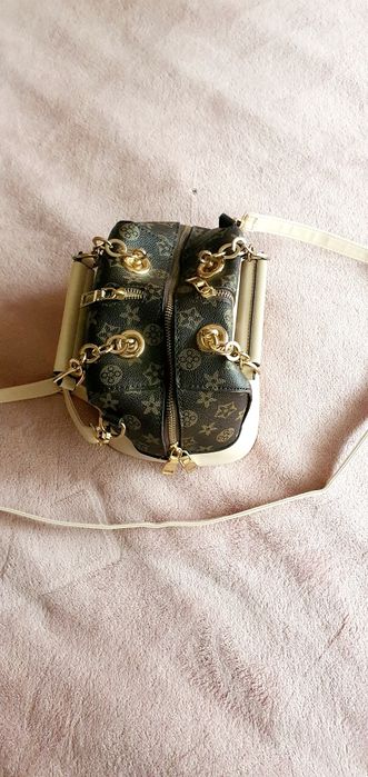 Елегантна дамска Louis Vuitton чанта в кафяво и бежово с класически мо