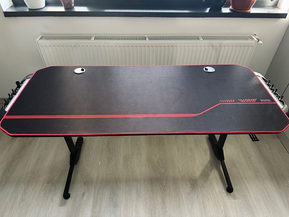 Masa gaming, căști și mouse