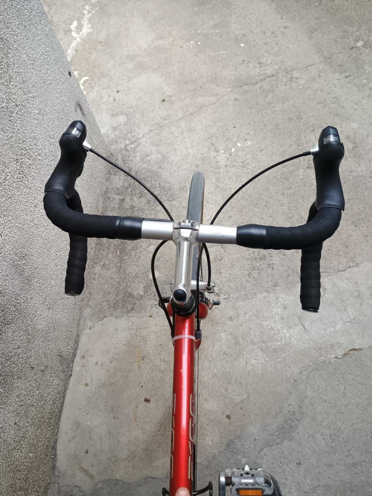 Trek 2100 Alpha SL Лек шосеен велосипед с карбонова вилка, червен