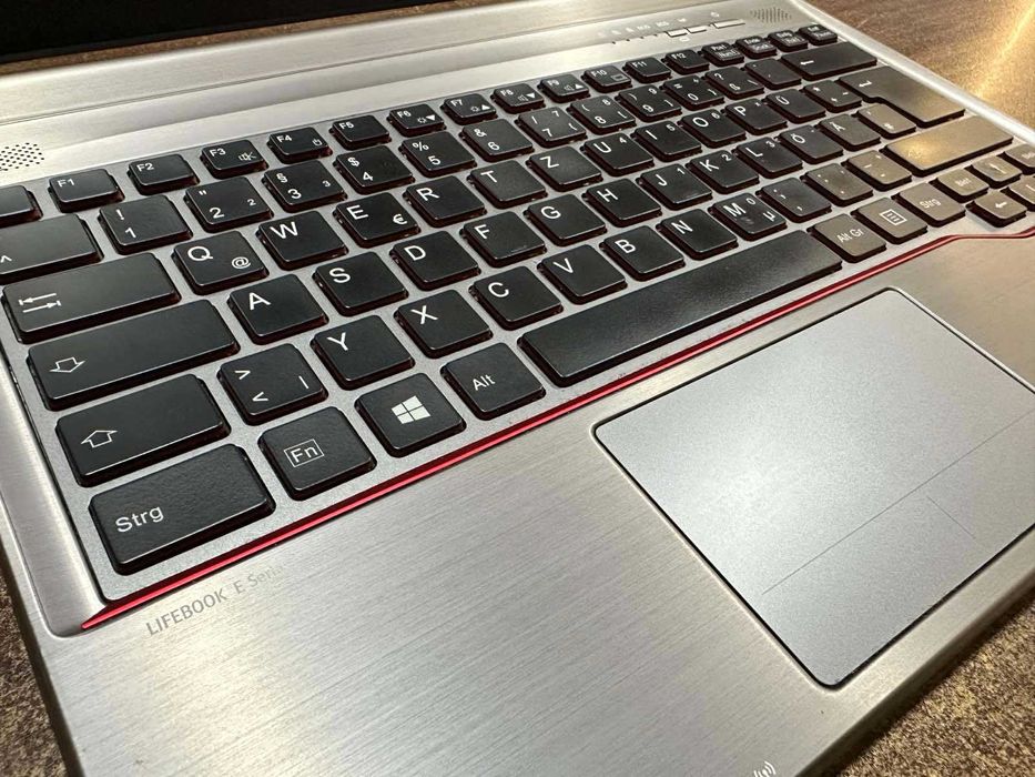 Лаптоп Fujitsu LifeBook E736, i5-6300U, 8GB RAM