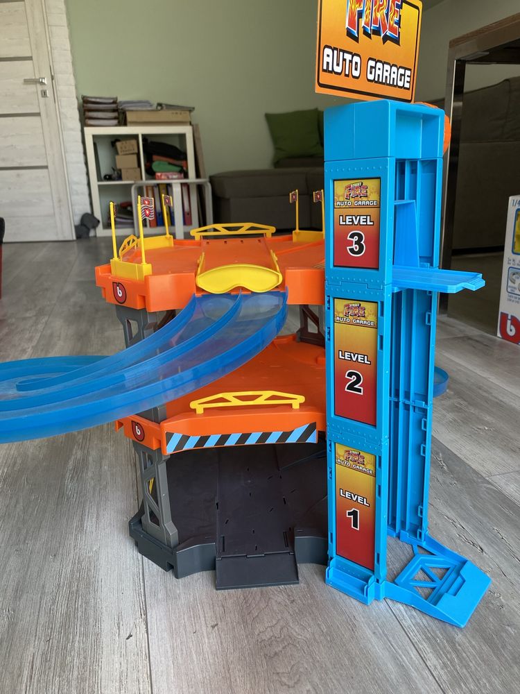 Писта, гараж, паркинг Hot Wheels, Fisher Price, Burago
