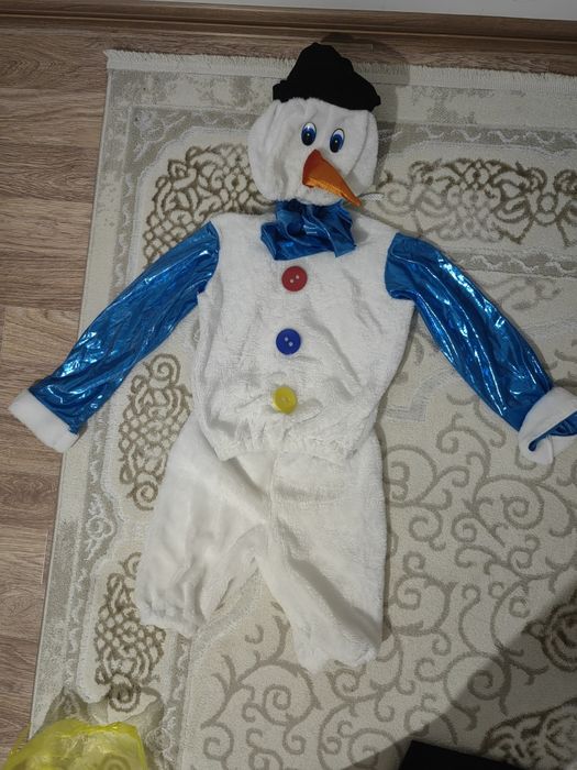 Продам костюм снеговика на 5-7 лет