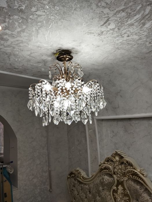 Продам люстрю красивую.