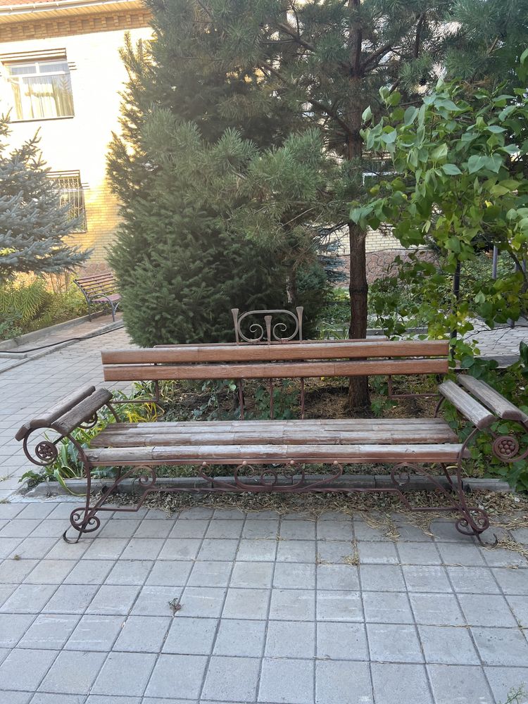 Скамейка из дерева и высоко-прочного металла