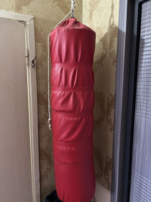 Продам боксерскую грушу , навесная ,плотная ,длина 120 см , вес 60 кг