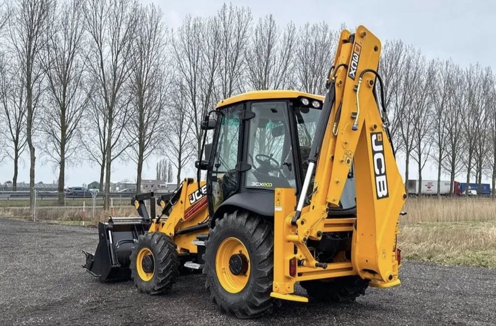 Buldo excavator 7,5 tone de închiriat.