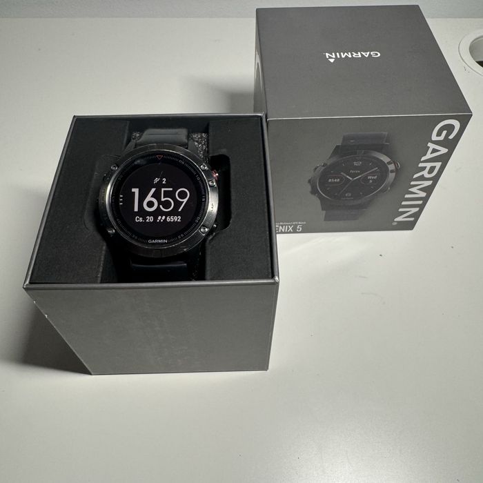 Garmin Fenix 5 •