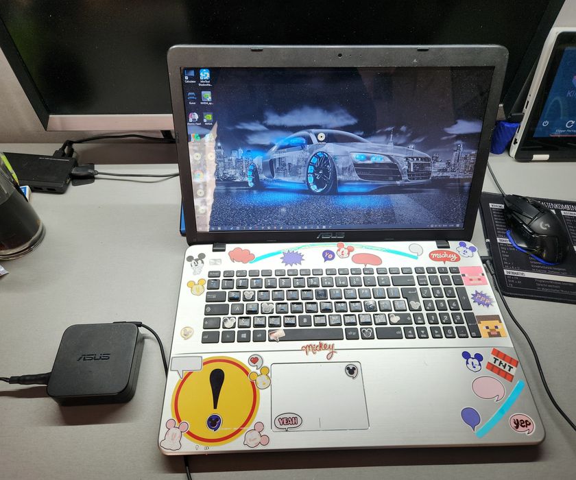 Asus r752l in stare buna