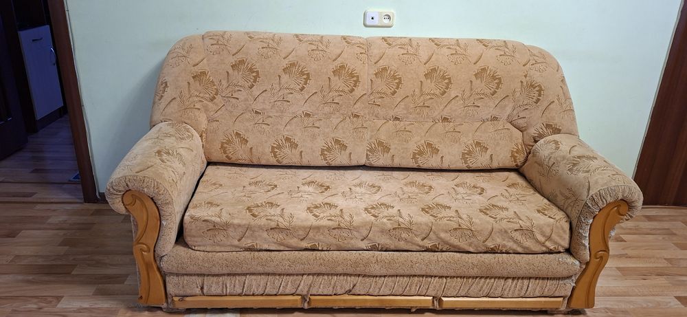 Диван целый даром.