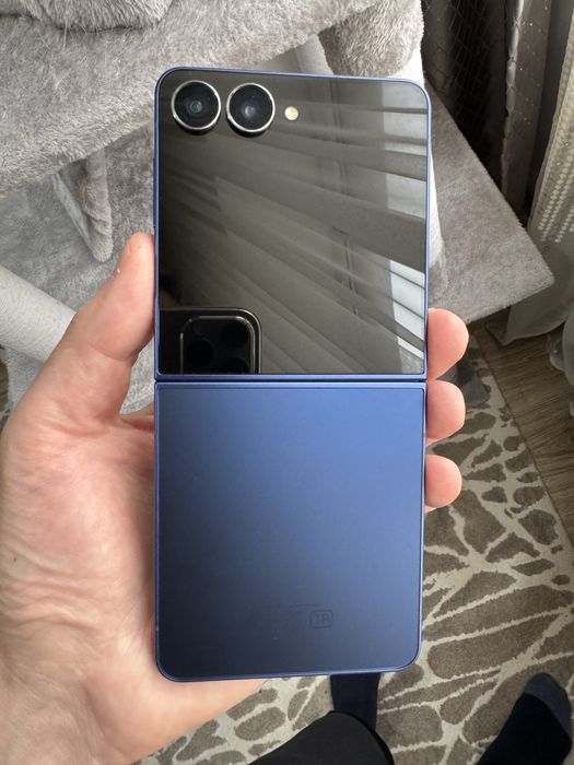 Продам Galaxy Z Flip 7 в отличном состоянии
