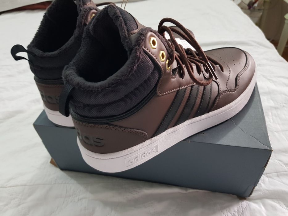 Ghete Adidas noi cu etichetă