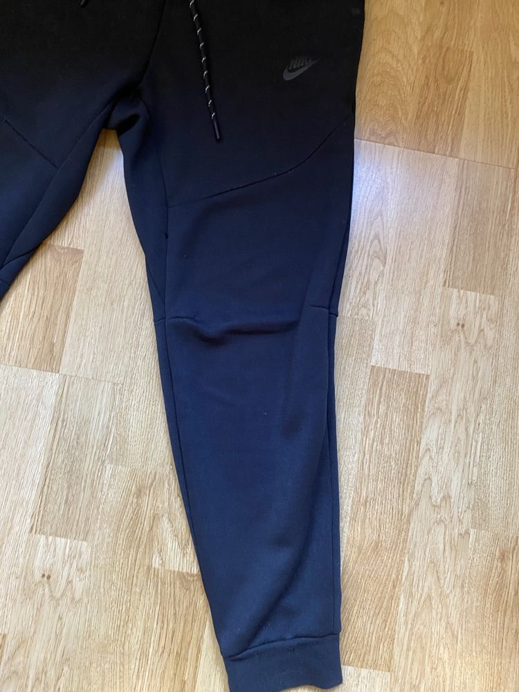 Vand pantaloni Nike Tech Fleece