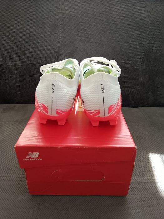 Vând ghete de fotbal new balance noi,mărimea 42