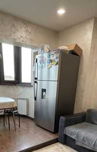 Холодильник в хорошем состоянии  почти новый Самсунг