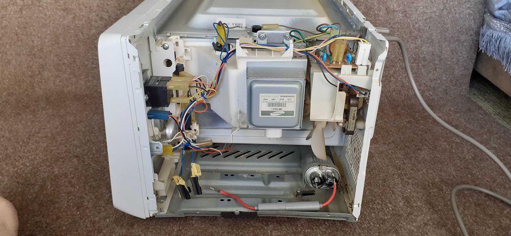 Микровълнова фурна Samsung за ремонт или части.