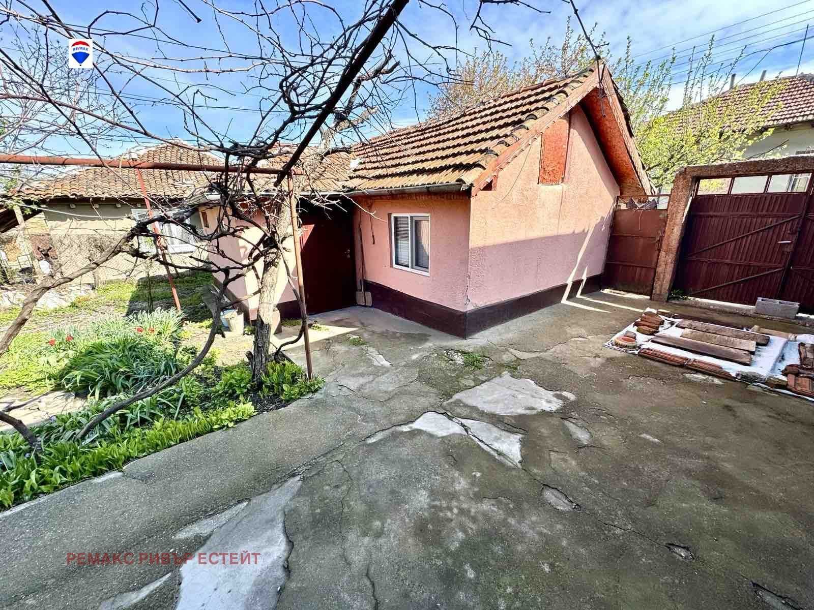 Къща с двор за продажба в гр. Две могили