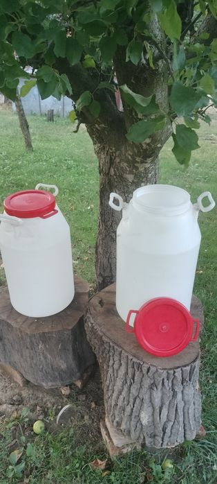 Vând butoaie de 30 litri, de plastic