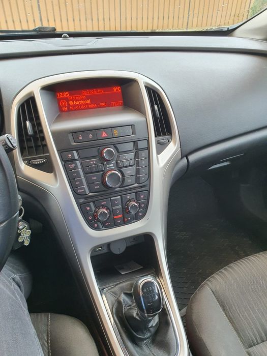 Vând Opel Astra J 2011