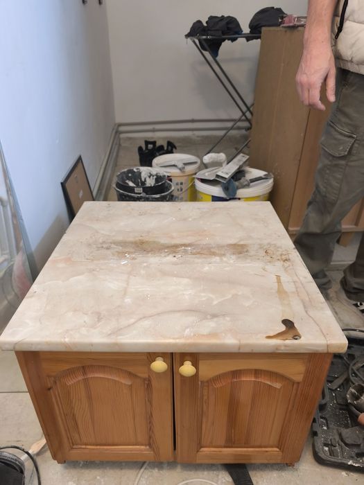 Дървен шкаф с плот