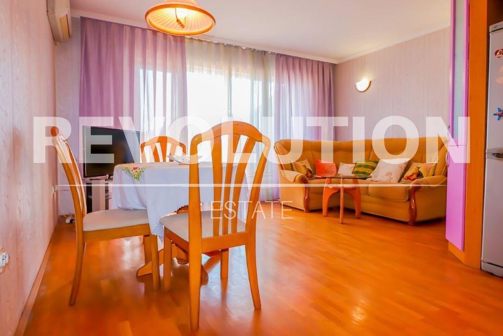 Тристаен апартамент в района на Бриз!