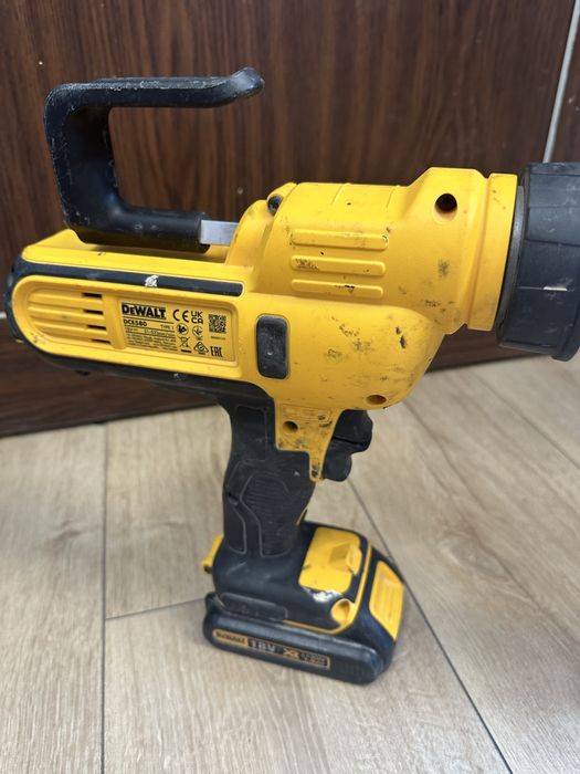 Пистолет за силикон Dewalt DCE580 Б-98926