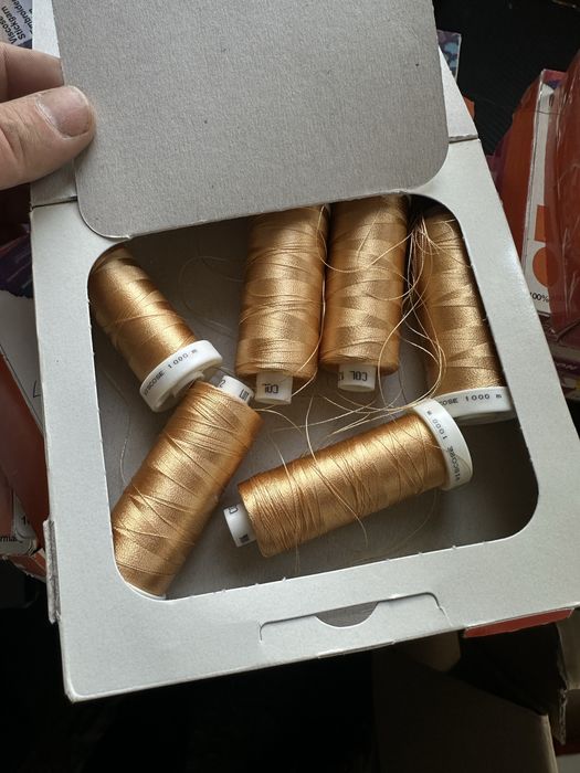 Бродировачни комци на Madeira много цветове