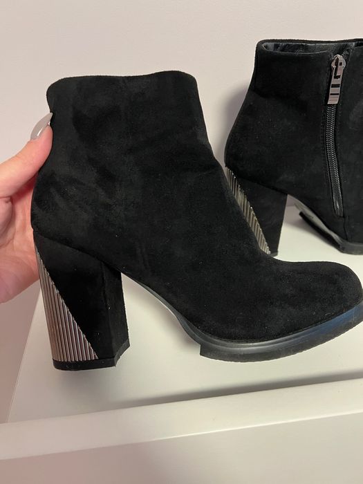 Велурени боти с интересен ток