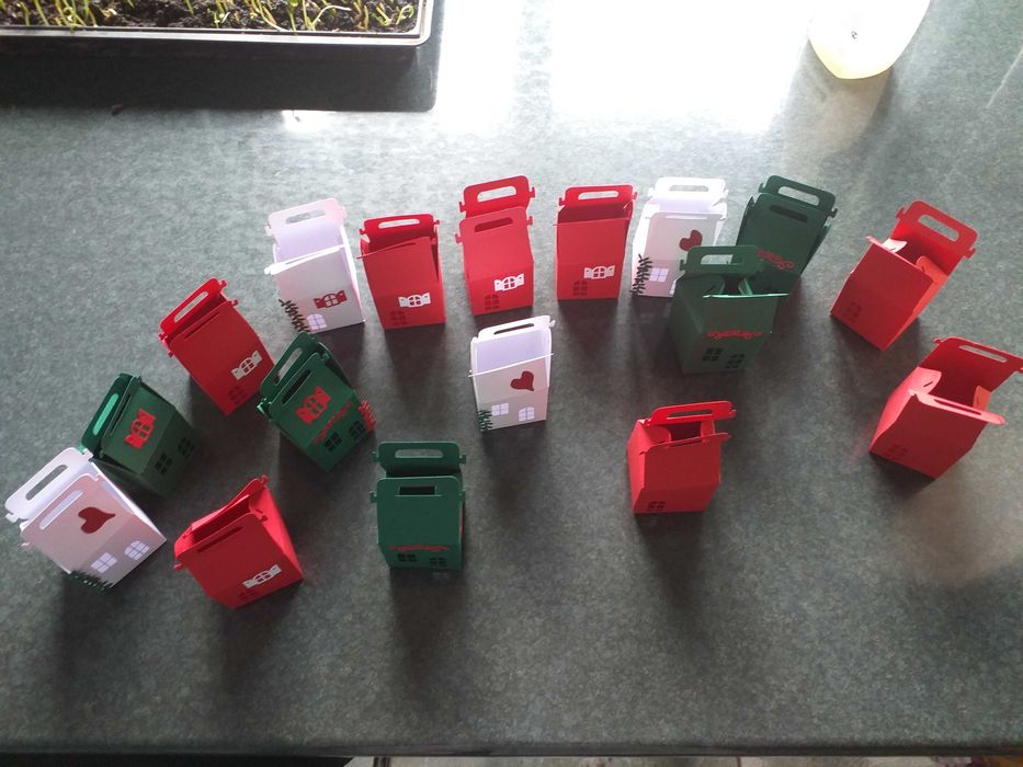 Cutii din carton pentru bomboane si prajituri, pentru nunti  botezuri.