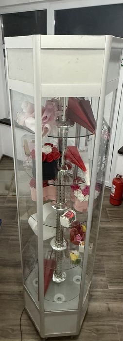 Vitrina/dulap/raft din sticla cu lumina