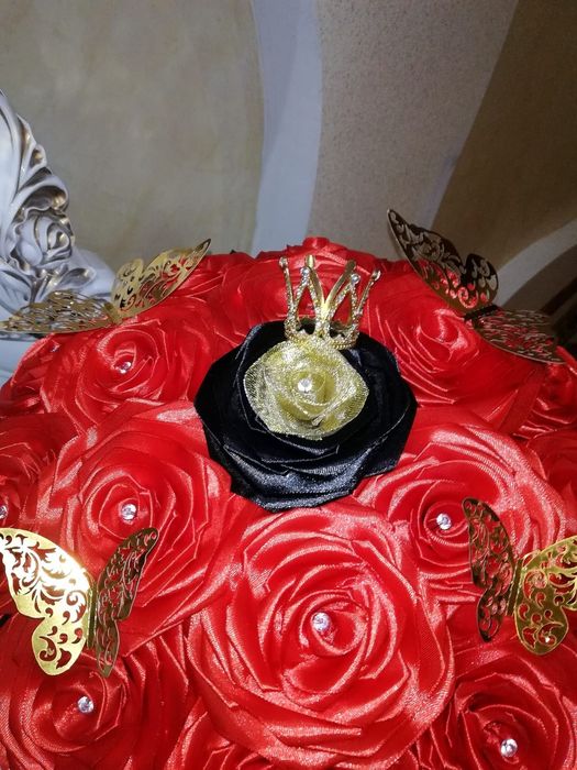Букет из атласные роз в коробке украшений стразами,кабачками и короной